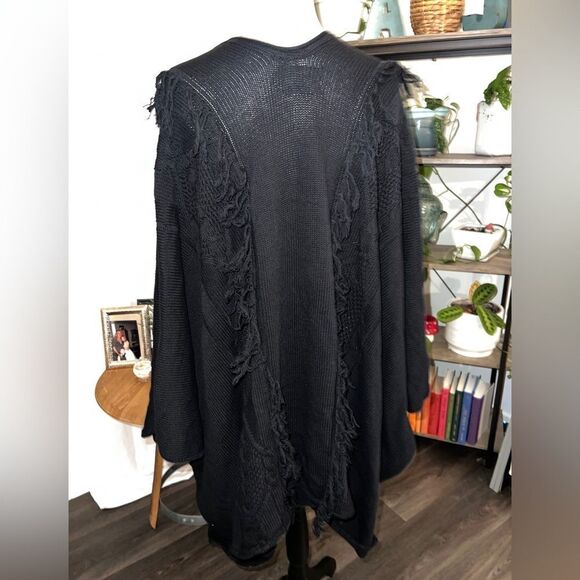 Beautiful pancho style thick sweater w arm holes by MUAN - Picture 6 of 7